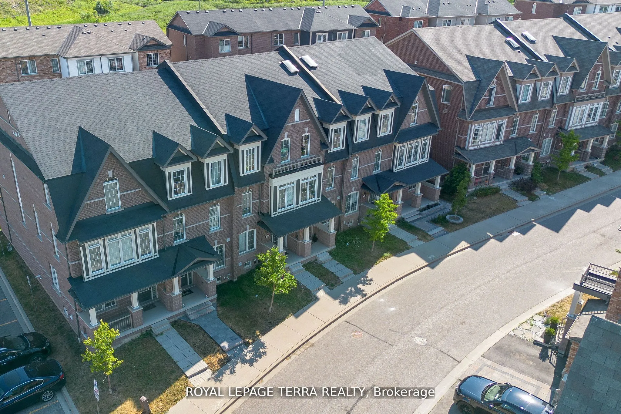 8 Graywardine Lane, ON L1Z 0R9