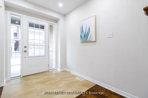 8 Graywardine Lane, ON L1Z 0R9