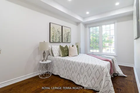 8 Graywardine Lane, ON L1Z 0R9