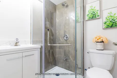 8 Graywardine Lane, ON L1Z 0R9