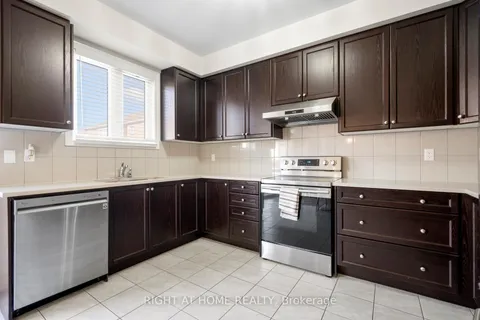 4 Bill Hutchinson Crescent, ON L1C 7E1