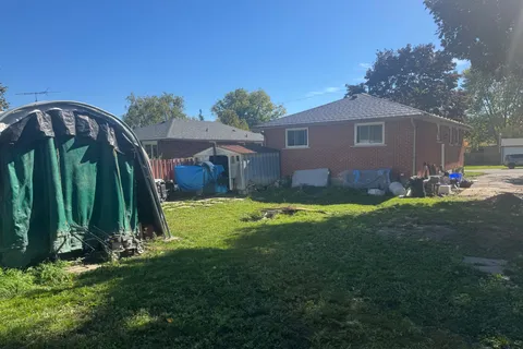 2 Summerfield Court, ON L1C 2E7