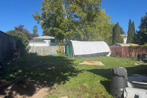 2 Summerfield Court, ON L1C 2E7