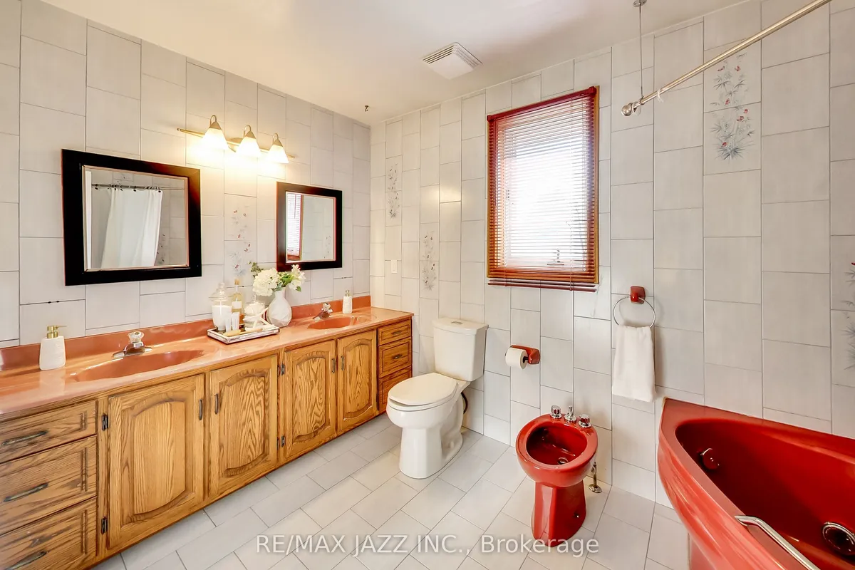 812 Waverly Street, ON L1J 7E5