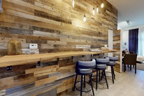 1095 DUNDAS Street, ON M4M 1R9