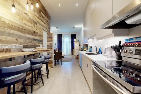 1095 DUNDAS Street, ON M4M 1R9