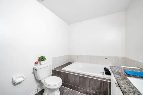 29 Skelton Crescent, ON L1Z 1R4