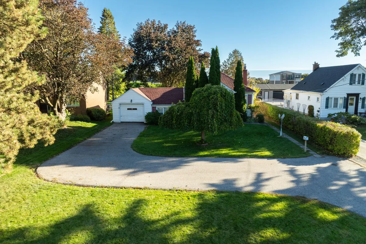 1033 King Street, ON L1H 1H4