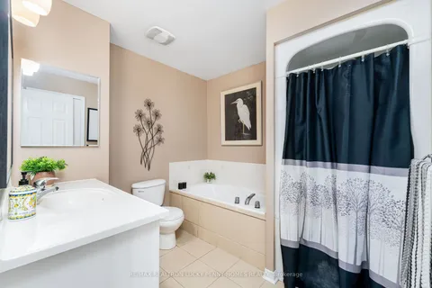 221 Madden Place, ON L1C 5H4