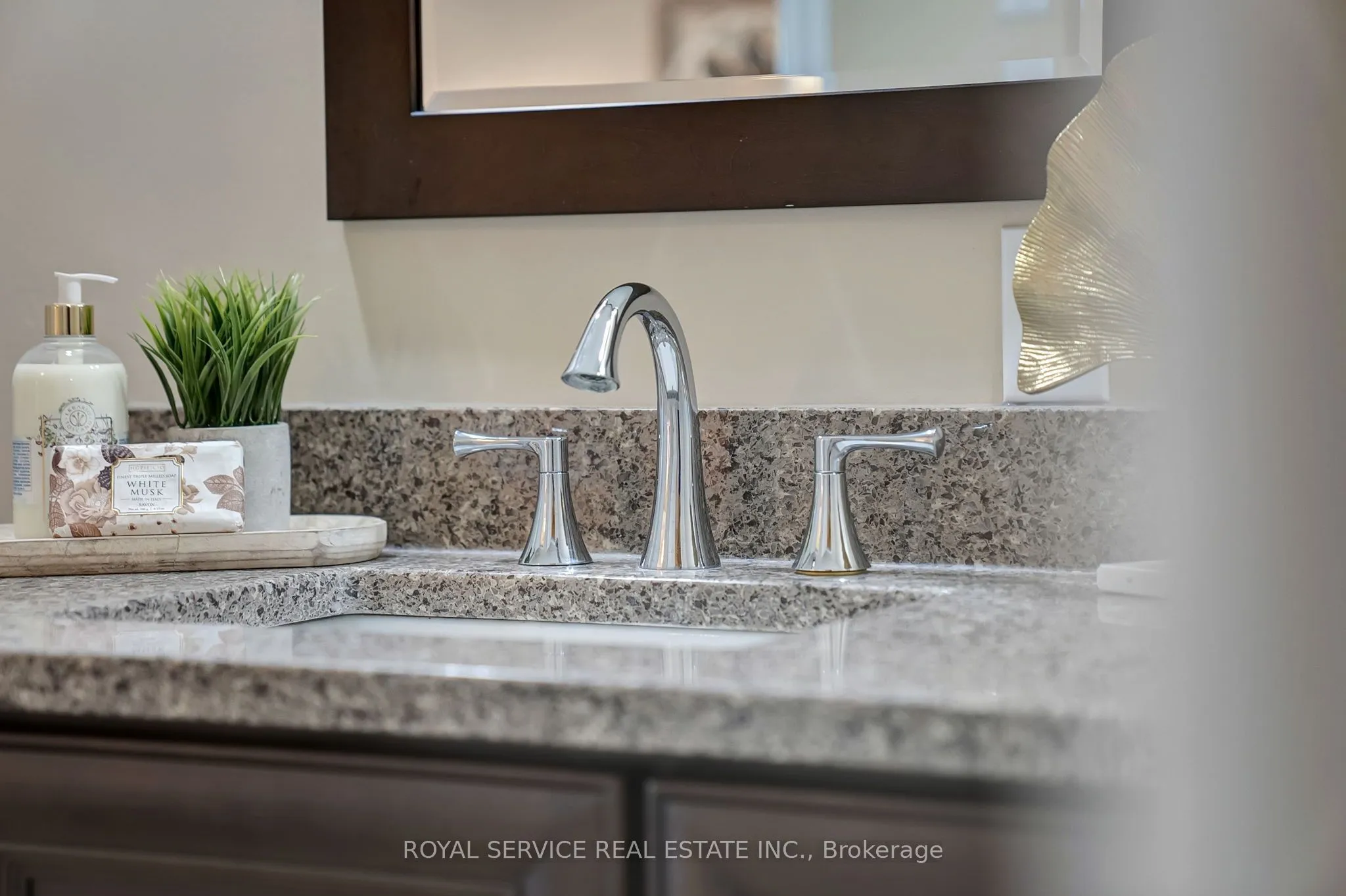 86 Carveth Crescent, ON L1B 1N4