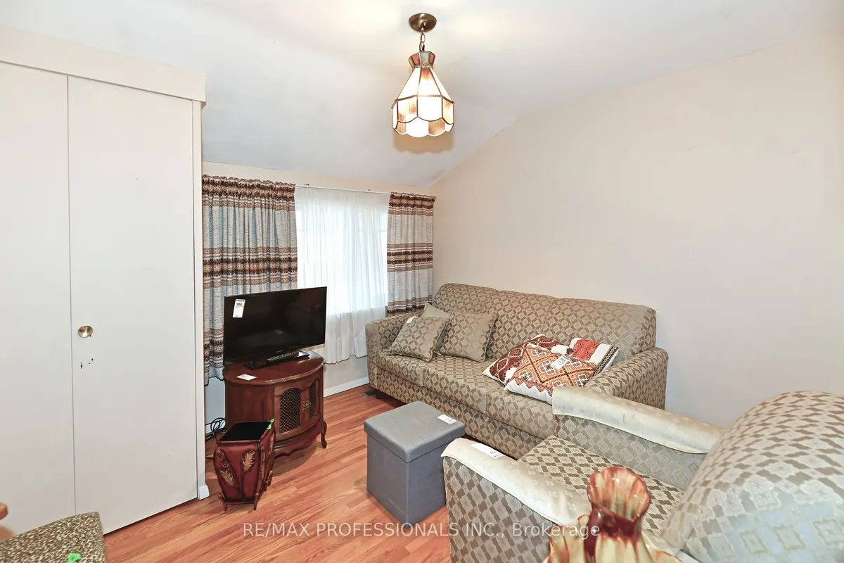 2 Lesterwood Crescent, ON M1P 3L4