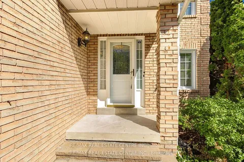 42 Howes Street, ON L1T 3V5