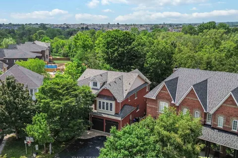 6 Braddock Court, ON L1M 2N1