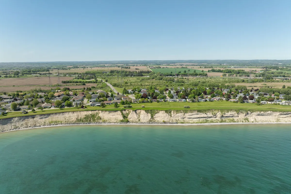 15 Bluffs Road, ON L1B 1A3