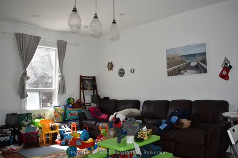 966 Dundas Street, ON M4M 1R5