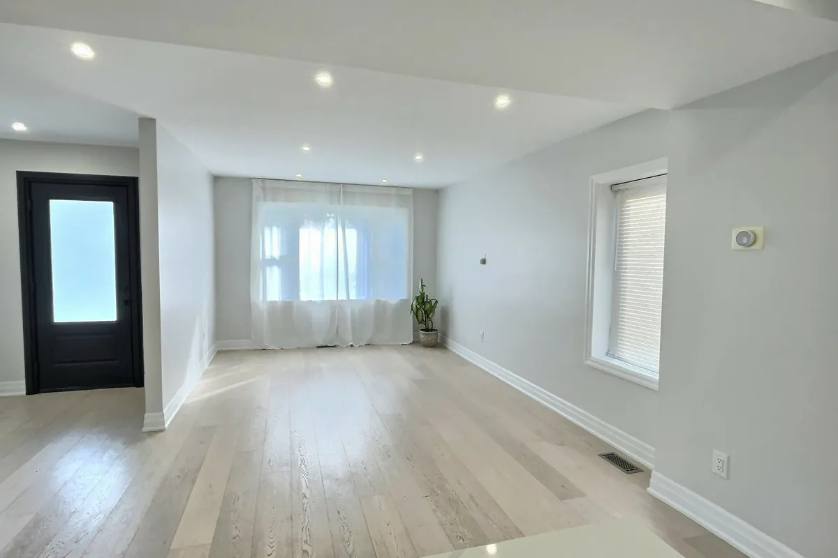 21 Christina Crescent, ON M1R 4H7