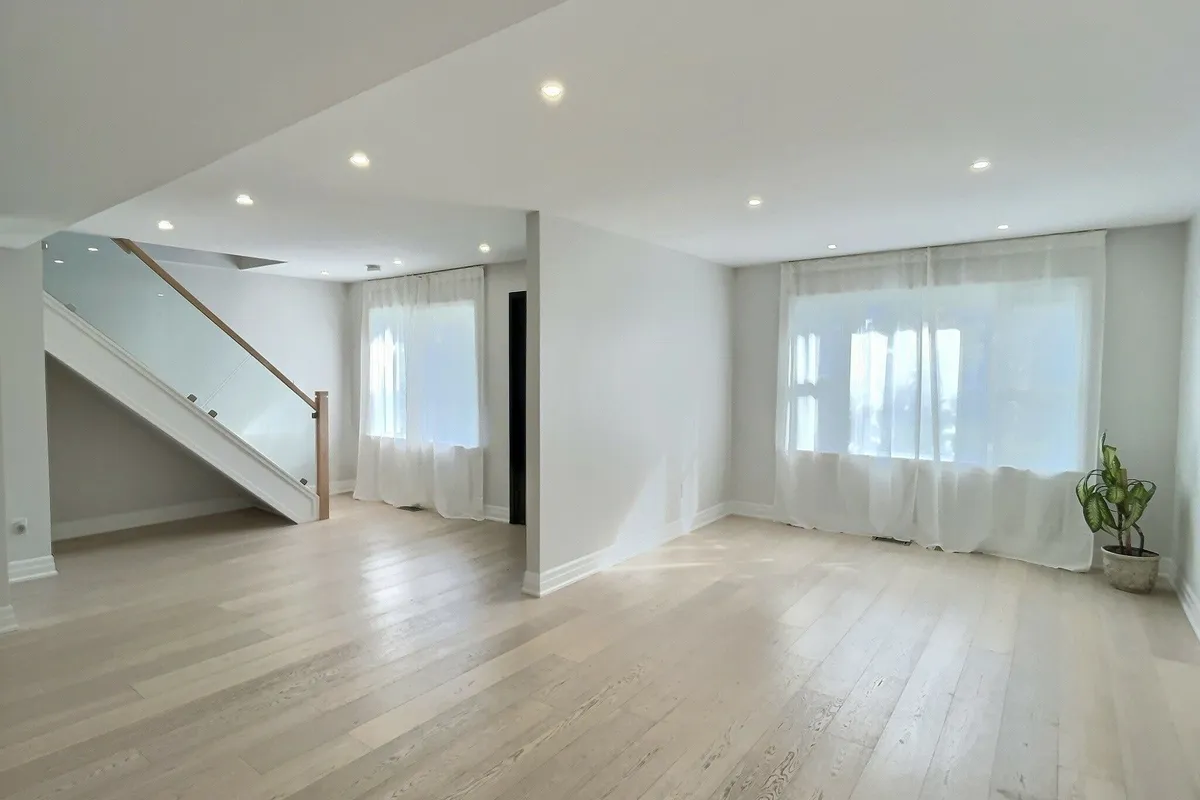 21 Christina Crescent, ON M1R 4H7