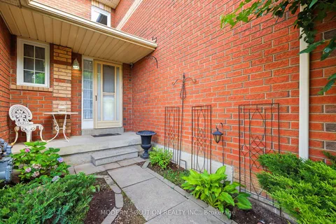 99 Creekwood Crescent, ON L1R 2K1