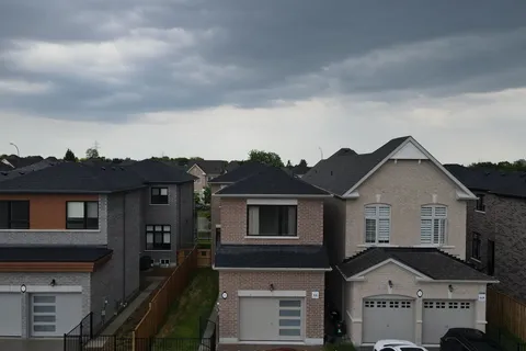 9 Mountainside Crescent, ON L1R 0P5