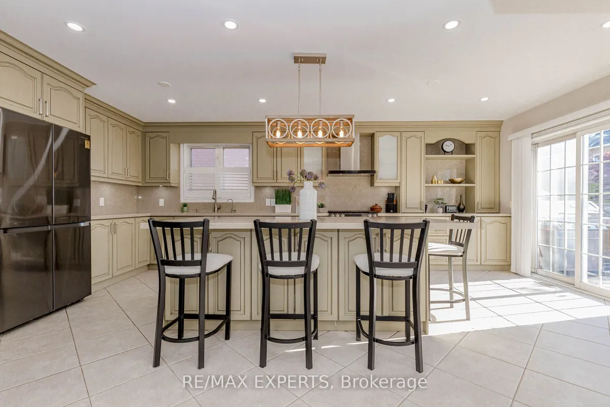 5 Temple West Crescent, ON L1T 4J5