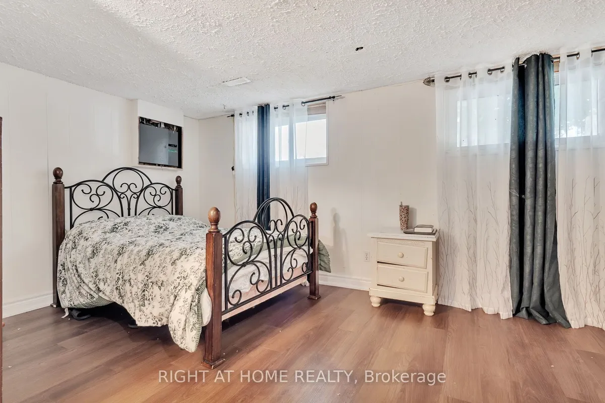 20 Cardiff Court, ON L1N 5N9