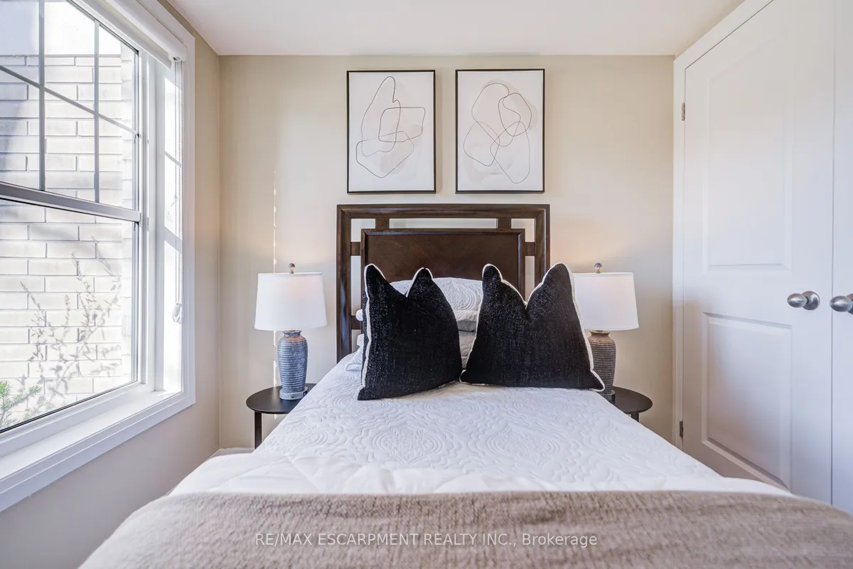 1553 Green Road, ON L1C 7E5