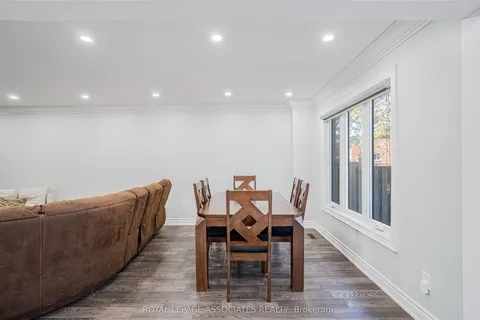 95 Carisbrooke Square, ON M1B 4M3