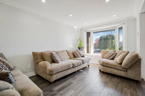 95 Carisbrooke Square, ON M1B 4M3