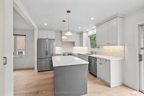 31 Inglewood Place, ON L1N 8Z9