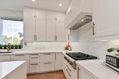 32 Treadway Boulevard, ON M4C 2Z7