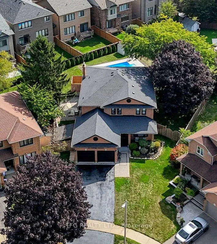 32 Falstaff Crescent, ON L1R 1W3