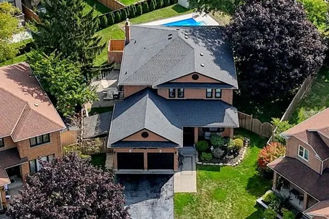 32 Falstaff Crescent, ON L1R 1W3