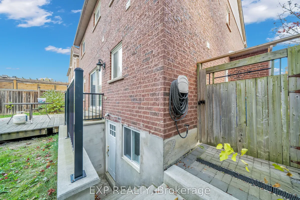 11 Welbourne Court, ON L1T 4Y9