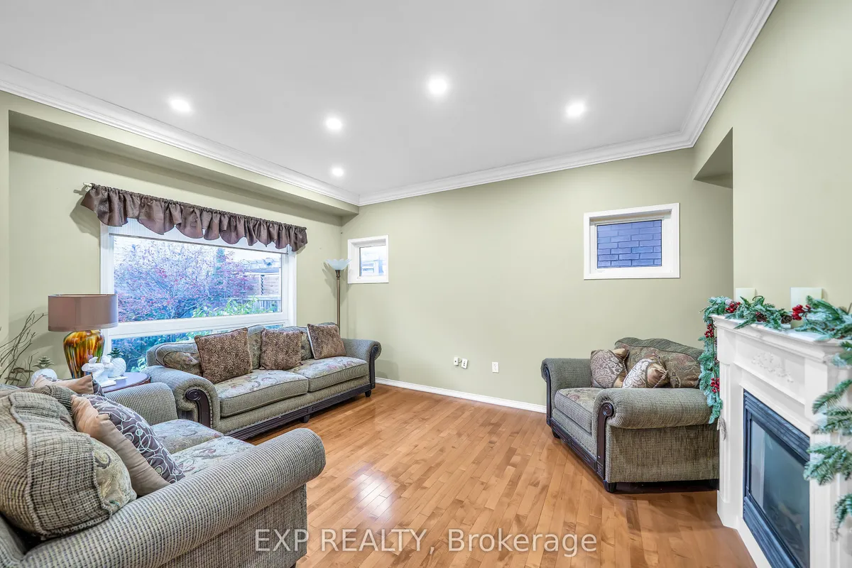 11 Welbourne Court, ON L1T 4Y9