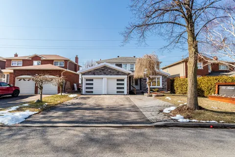 172 Melissa Crescent, ON L1N 8G8