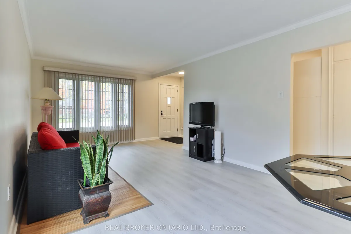 32 Christina Crescent, ON M1R 4H6