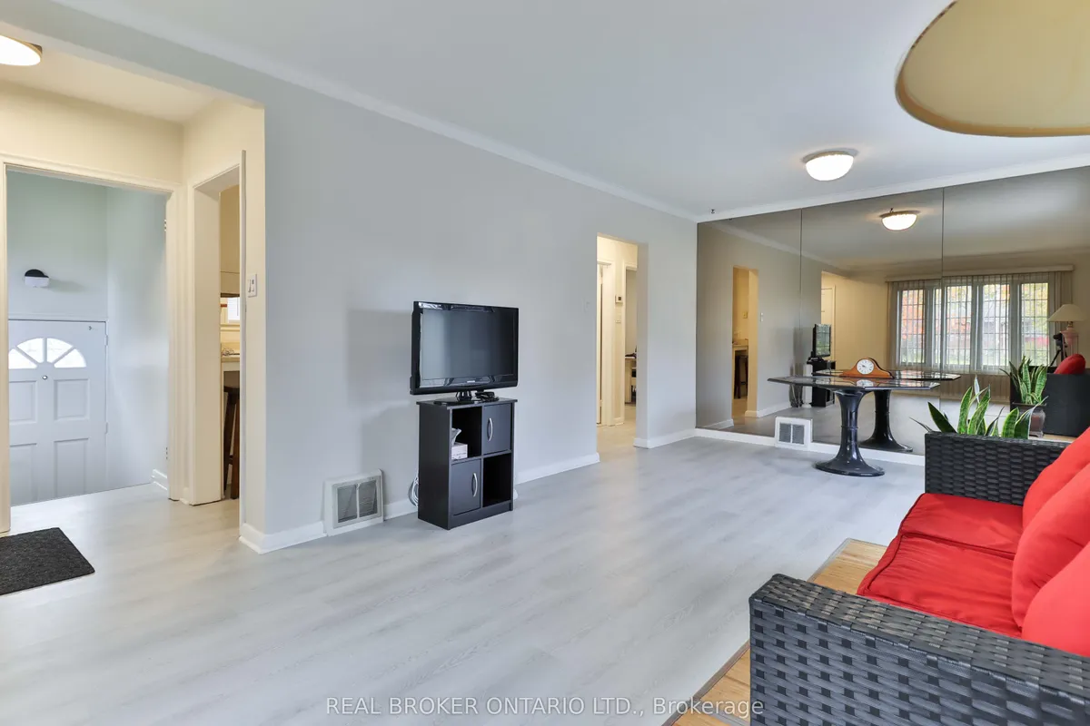 32 Christina Crescent, ON M1R 4H6