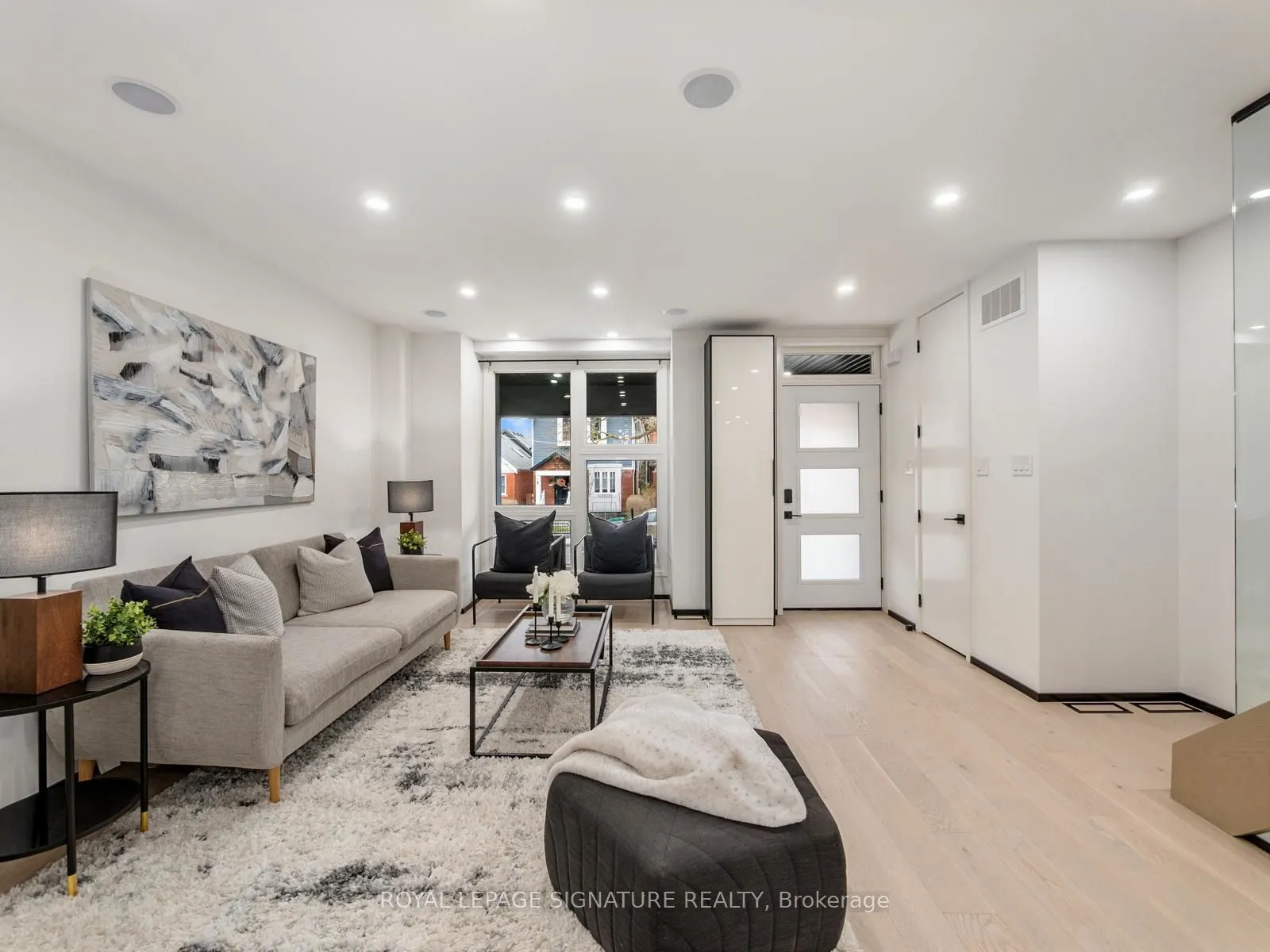 186 Oak Park Avenue, ON M4C 4M8