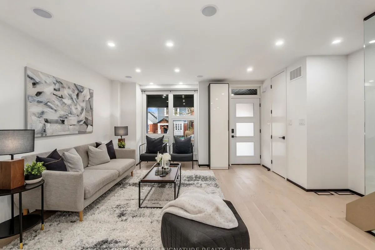 186 Oak Park Avenue, ON M4C 4M8