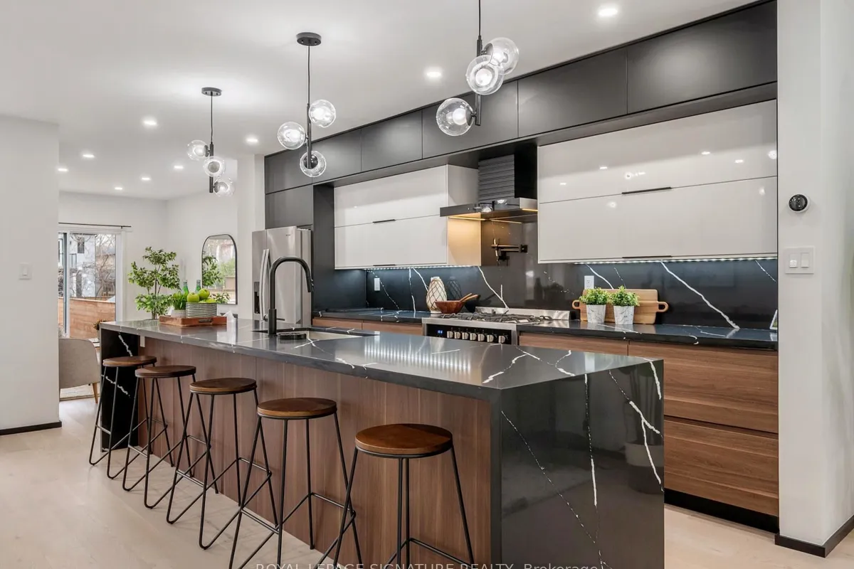 186 Oak Park Avenue, ON M4C 4M8