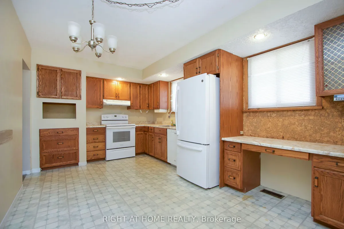 220 Linden Court, ON L1H 6R1