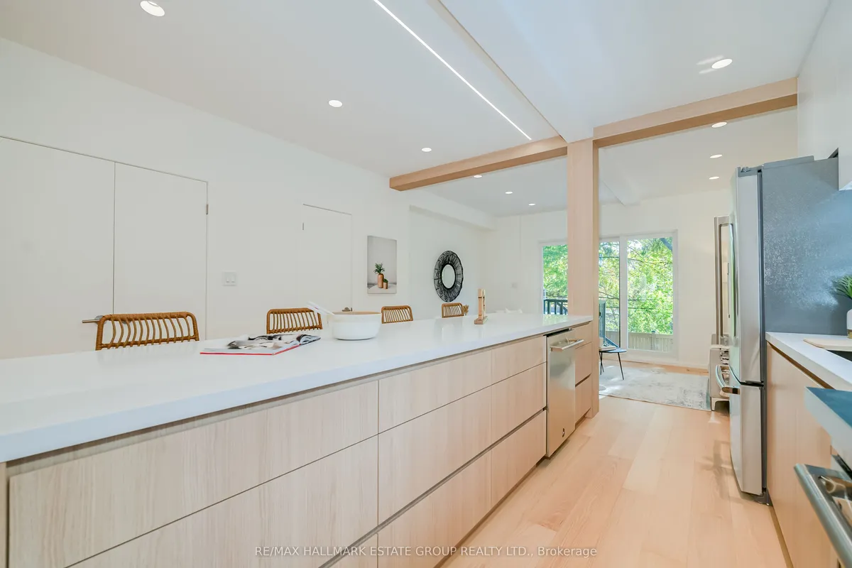 7 Ivy Avenue, ON M4L 2H6