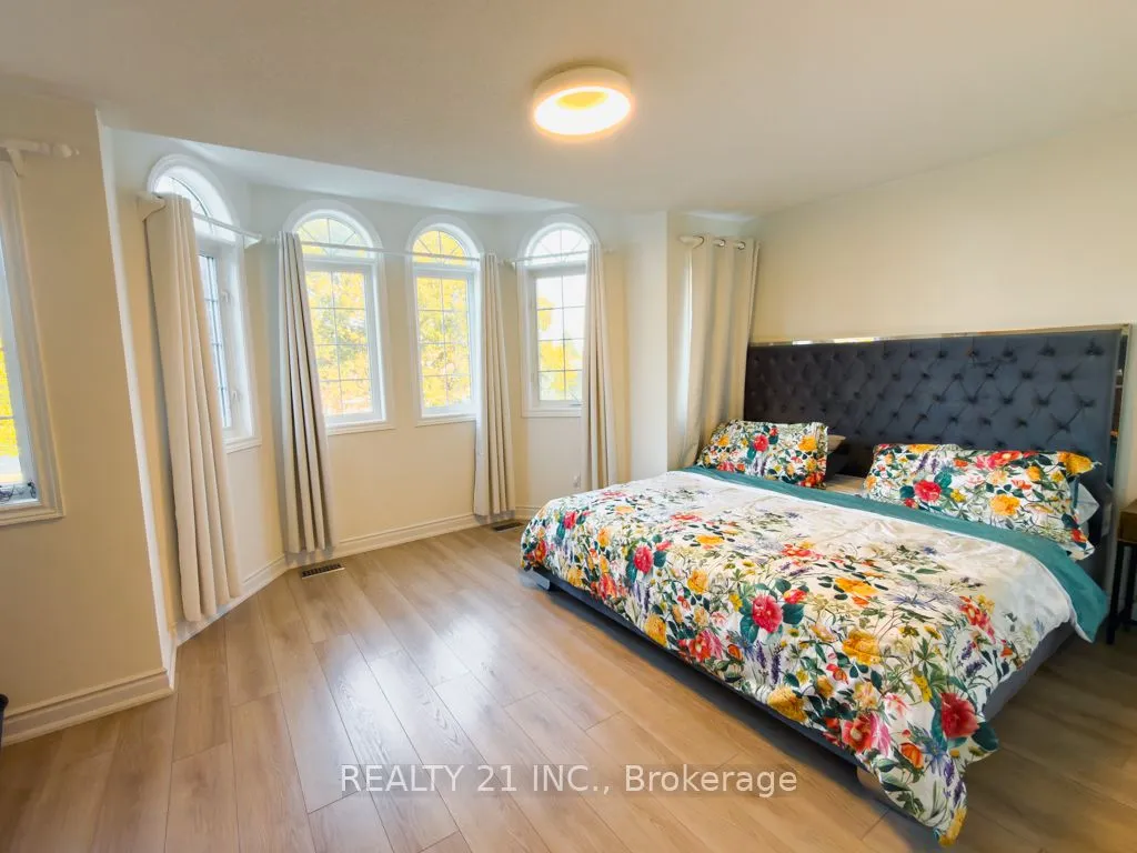 35 Markwood Crescent, ON L1R 2S3