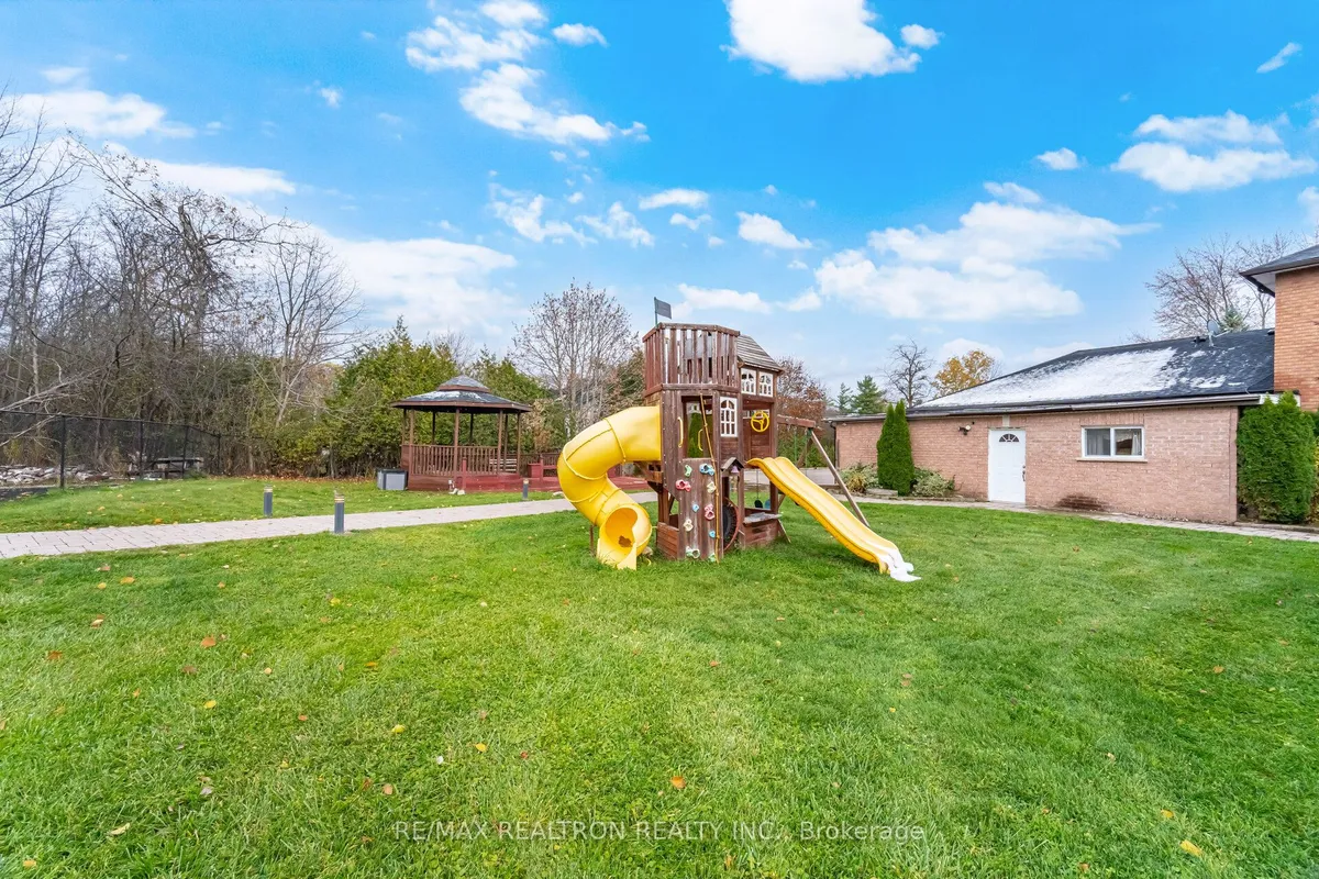 8 Fielding Court, ON L1T 4W5