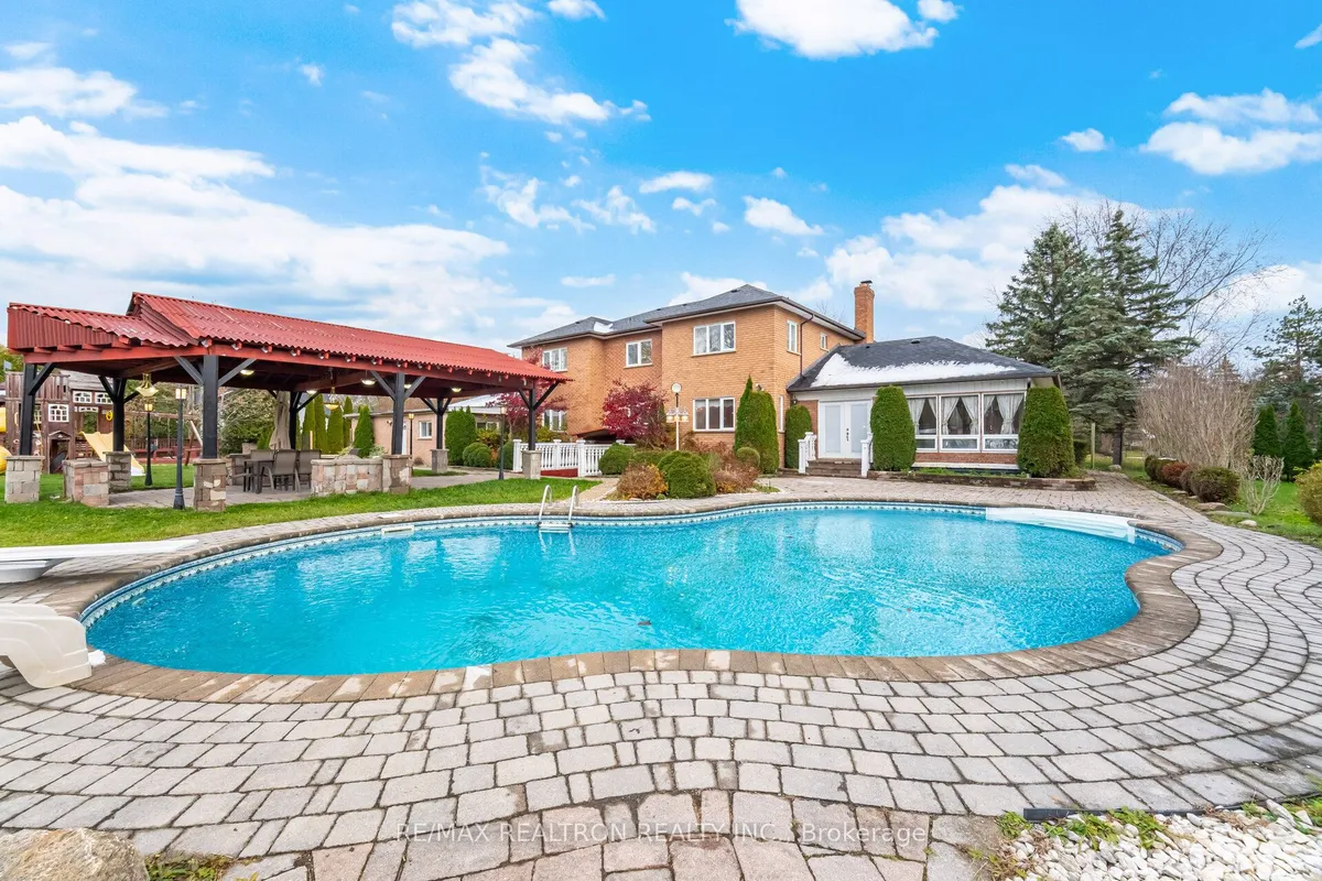 8 Fielding Court, ON L1T 4W5