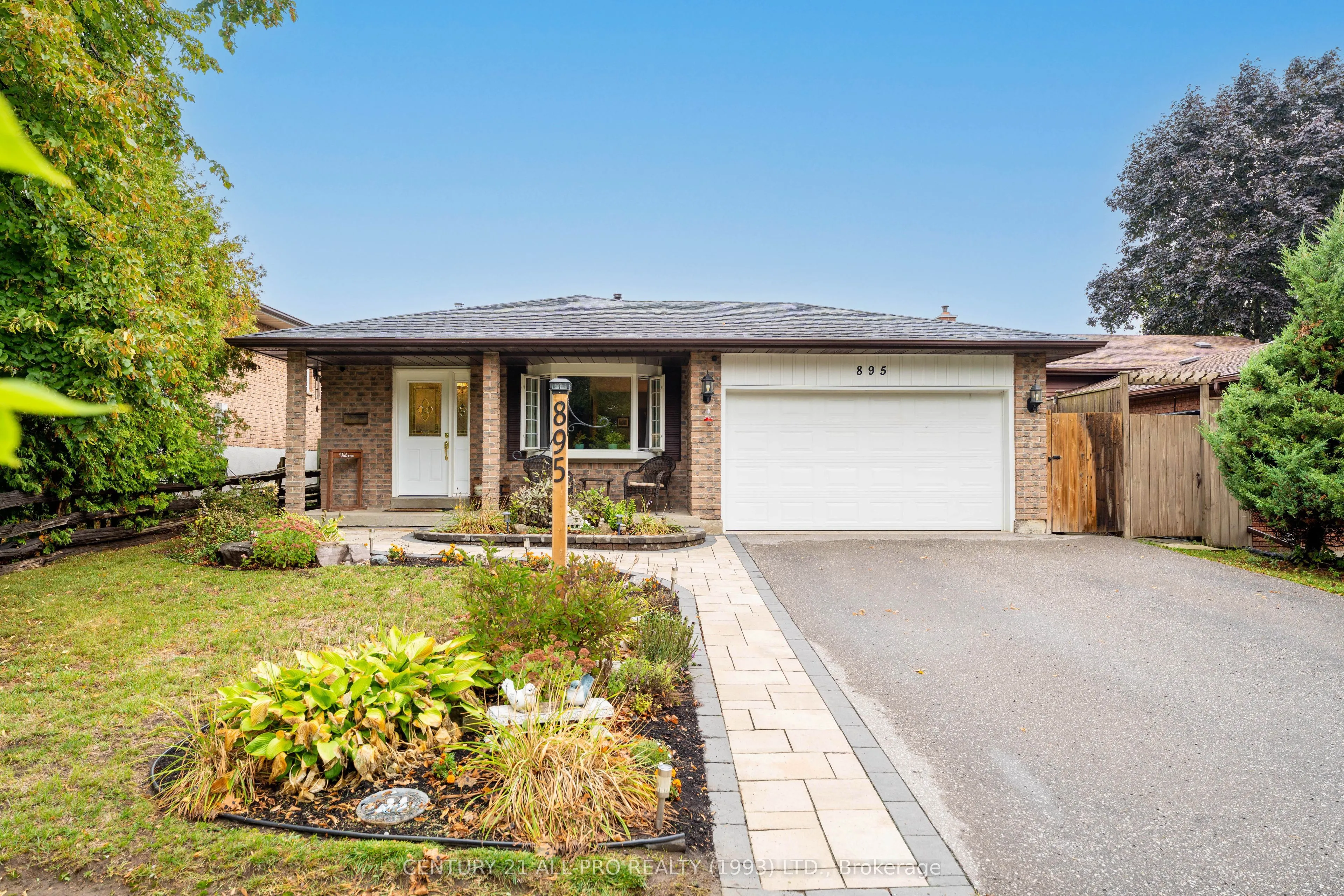 895 Exeter Street, ON L1G 6R9