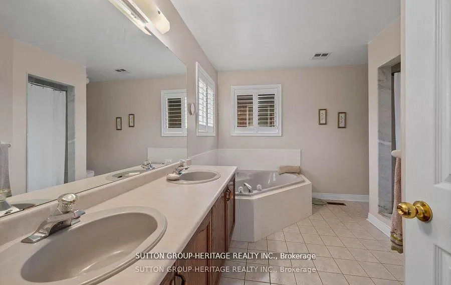 2330 Southcott Road, ON L1X 2S9