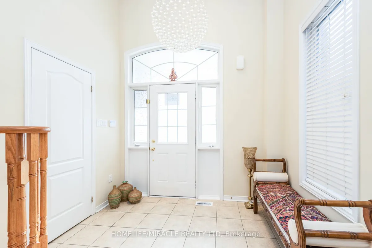 8 Solway Crescent, ON L1Z 0A7