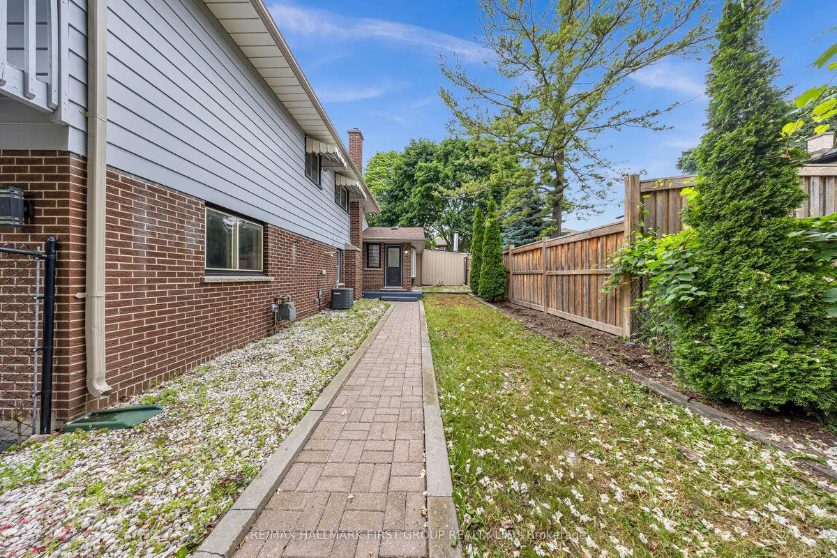 890 Briarwood Drive, ON L1K 2A6