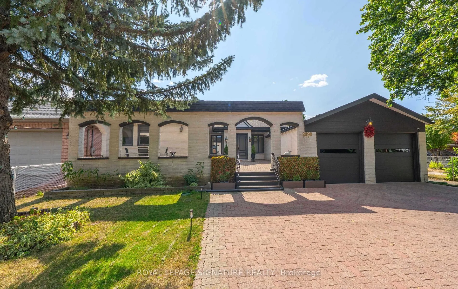 2098 Pharmacy Avenue, ON M1W 1H8